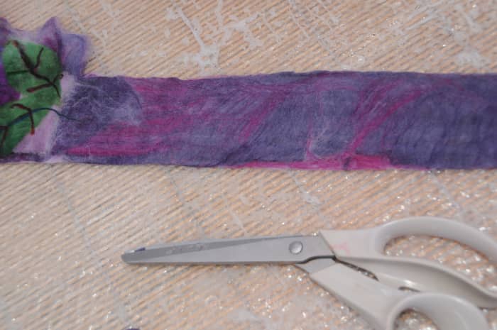 Attach the bonnet ties using the loose fibers at the sides of the hat and those on the ties.