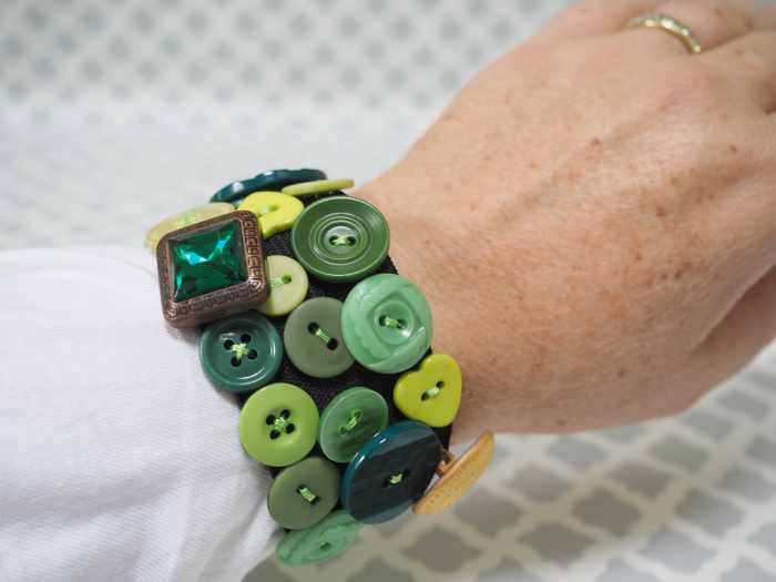 How to Make an Elastic Repurposed Button Bracelet Easy DIY Jewelry
