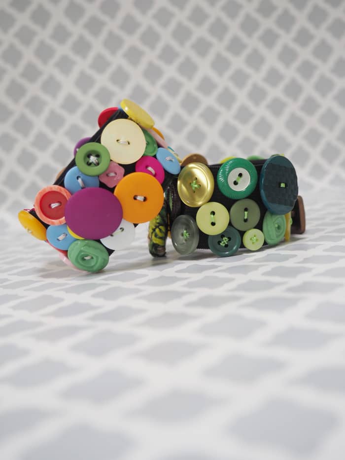 This elastic bracelet made with repurposed buttons is a fabulous addition to your wardrobe! The best thing is that it's easy to make with this tutorial.