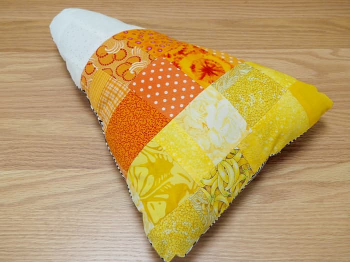 Easy-to-follow tutorial for this patchwork candy corn throw pillow. Great project for quilters who have lots of fabric scraps.