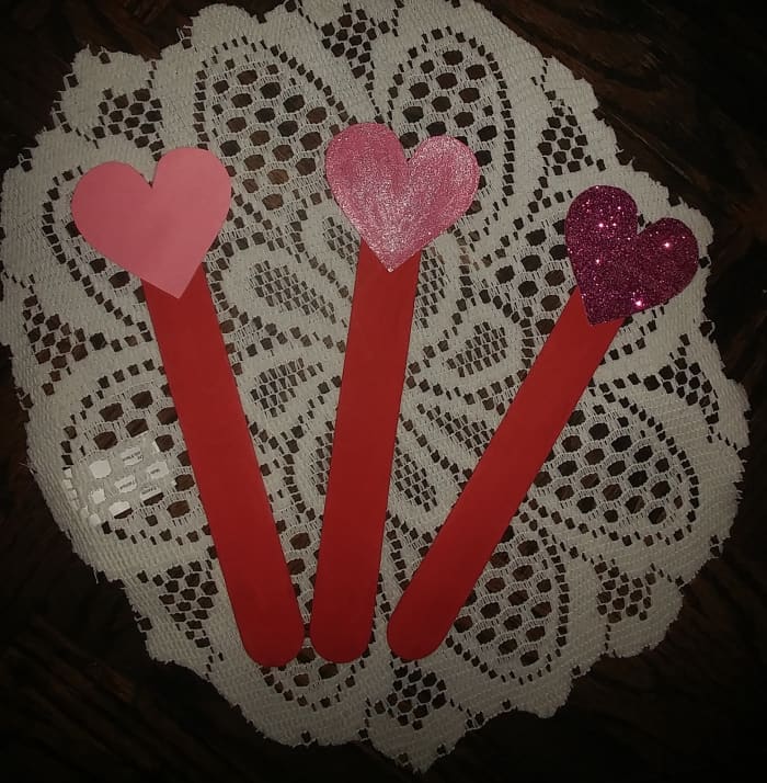 lollipop heart crafts can be used as a festive decoration. Tied to a box of chocolates personalizes a valentine gift.