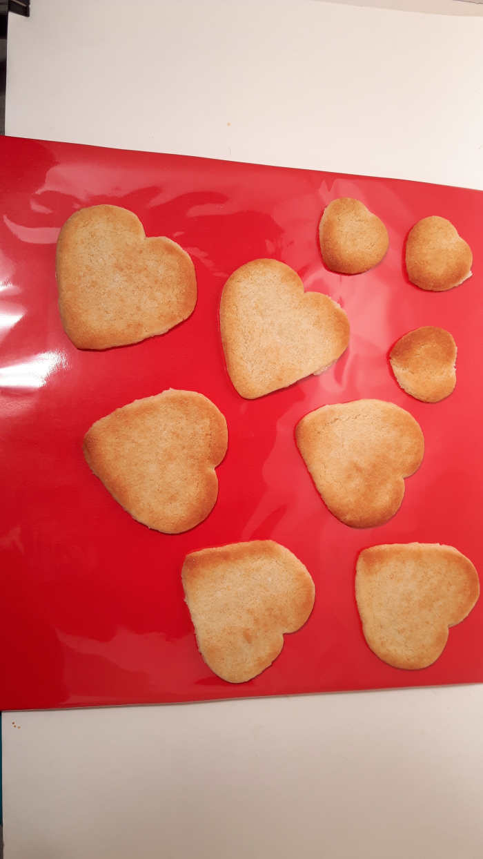 Arrange the cookies how you want them to look. Only use the number of cookies you are gifting. One person may only be able to use four cookies, or half a dozen.