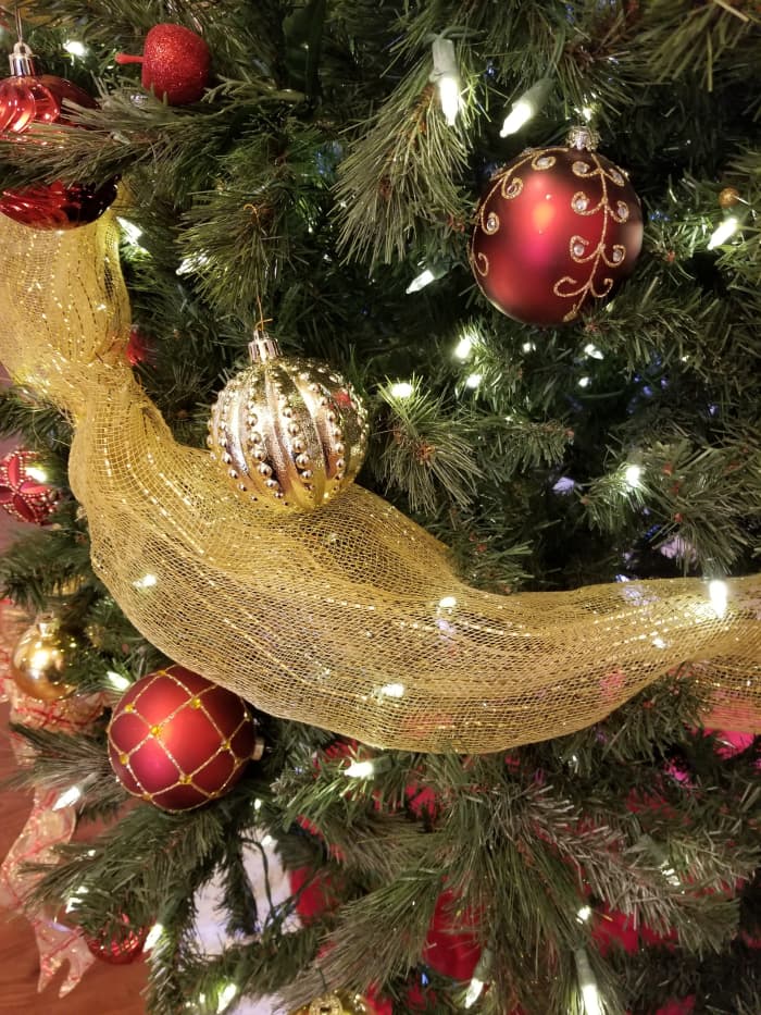 Use ribbon swags to separate the tree into sections. Swags of tulle or wide ribbons can divide your ancestors into family groupings on your tree.
