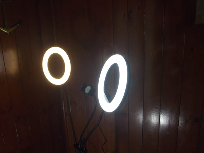 Left ring light is set to 2700k. The ring light to the right is set to color temperature of 6000k.