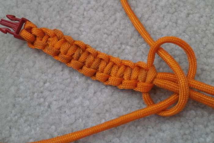 How To Make A Paracord Survival Bracelet Or Keychain FeltMagnet