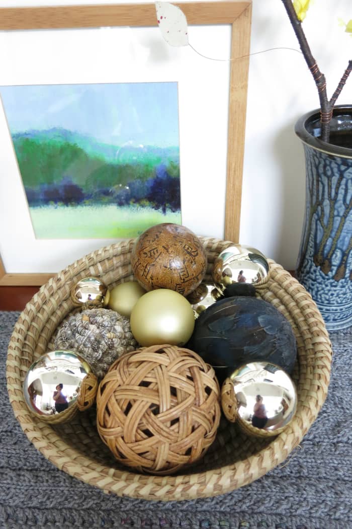 Mix your metallic ornaments with neutrals or natural elements to use them in your home all year.