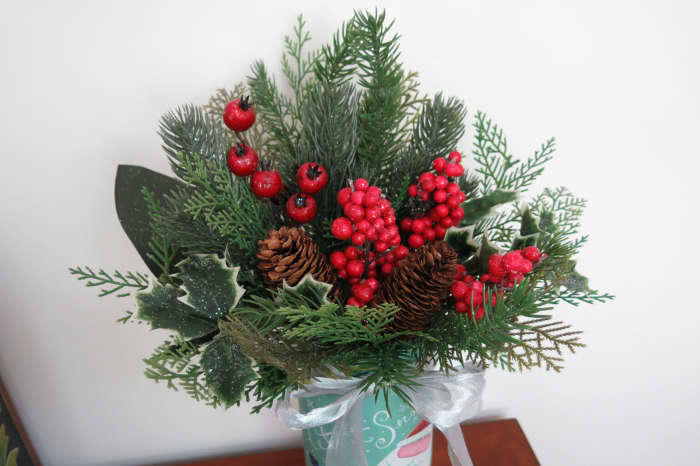 How to Make a Christmas Floral Arrangement and Ornament - HubPages