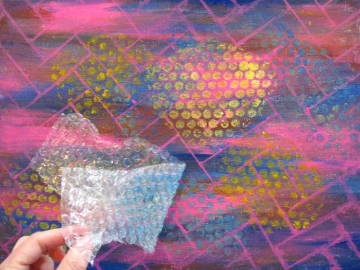 Using bubble-wrap to add texture. Click the source link to see the final result of using this painting as a background for a model portrait.