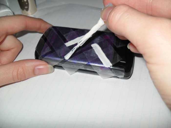 How to Decorate a Cell Phone With Nail Polish