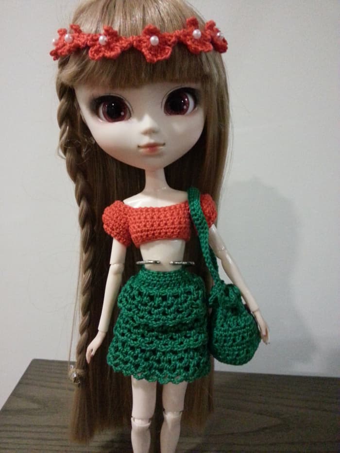 Pullip is ready to go to the beach with her new look. bringing along her bikini bag containing her bikini.