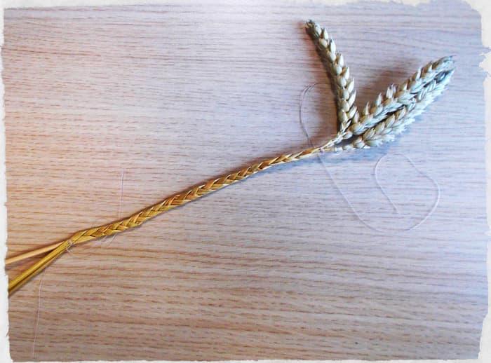 How to Make a Corn Dolly (Wheat Weaving a Harvest Heart) - FeltMagnet