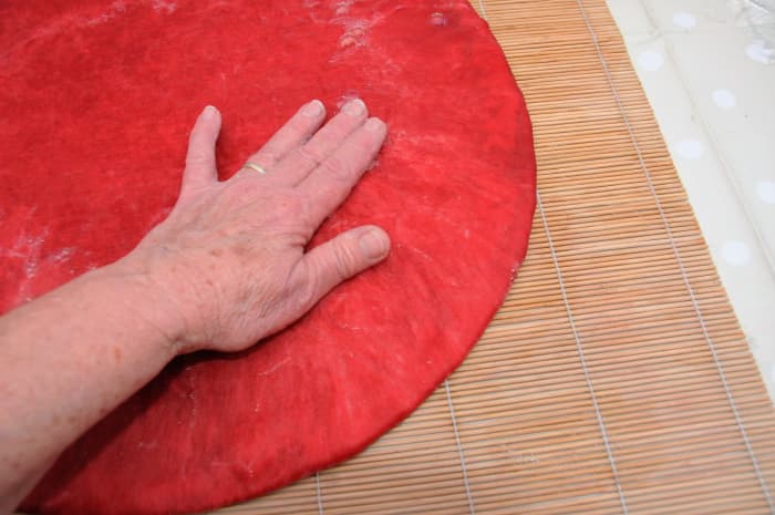 Smooth the surface and neaten the edges using the sheet of bubble wrap and a little water.