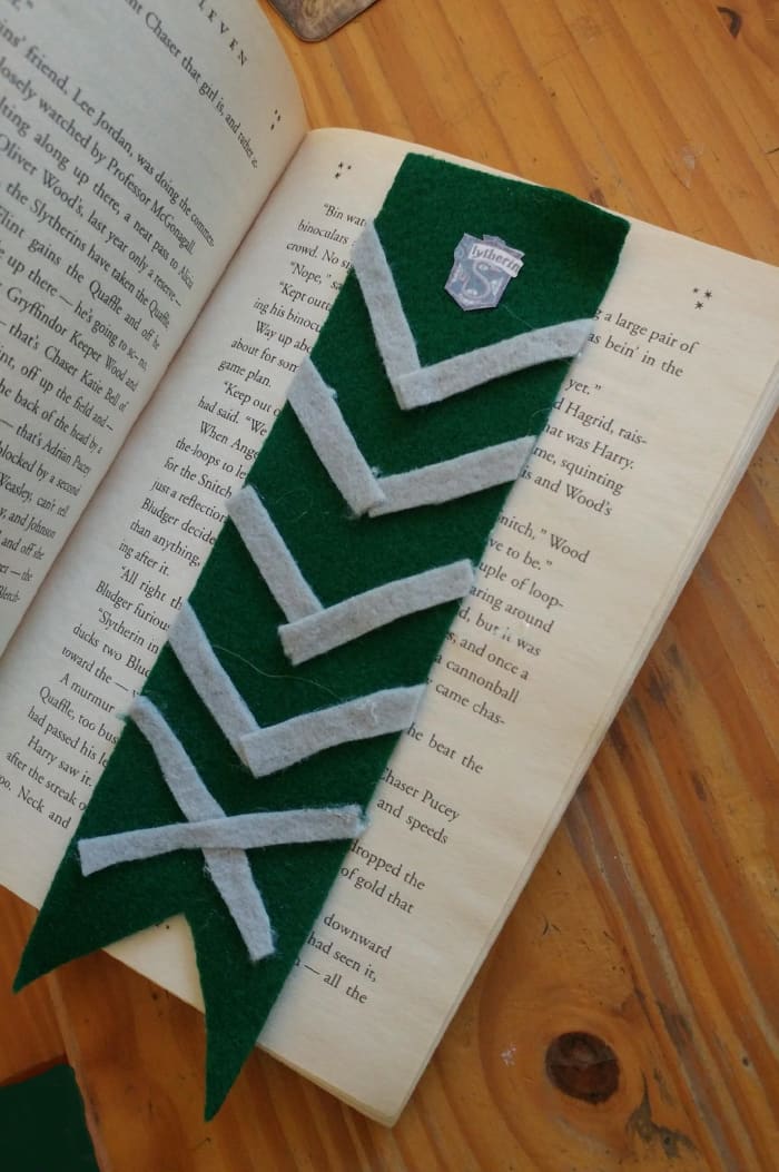 I printed out a tiny version of house emblem for bookmark.