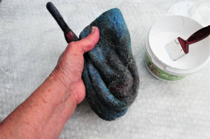 Squeeze the project between your fingers until the Paverpol is completely absorbed.