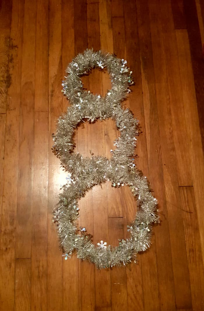 How to Make a Festive Snowman Wire Wreath - FeltMagnet