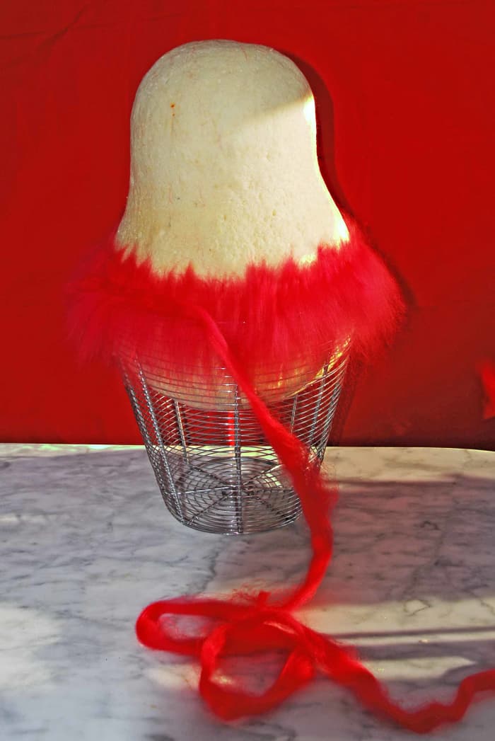 Insert a thin cord of split roving to firm the bottom edge, then cover with the down-hanging fibers