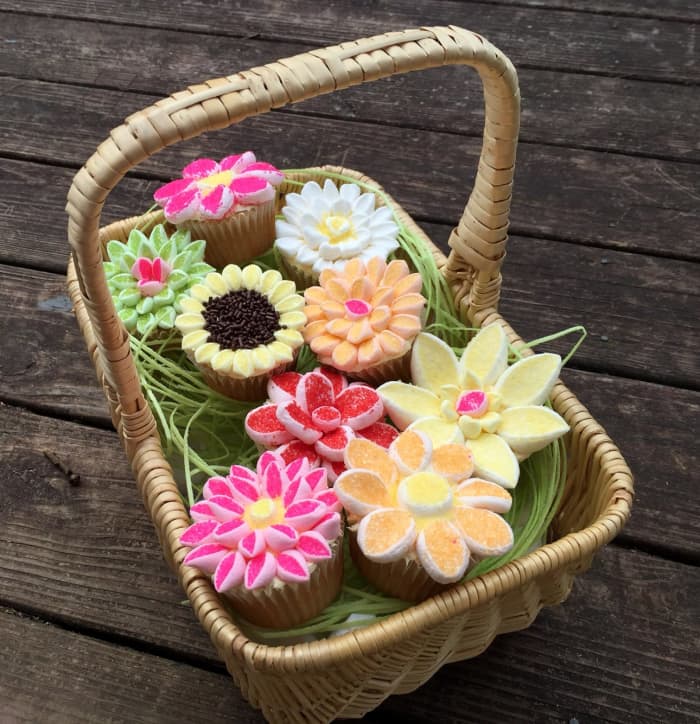 Marshmallow decorated cupcakes that look like pretty flowers are perfect substitute for a Mother's Day bouquet.