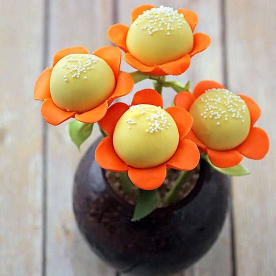 Last-minute Mother's Day gift idea—make cake pops flowers in minutes by using donut holes and fondant.
