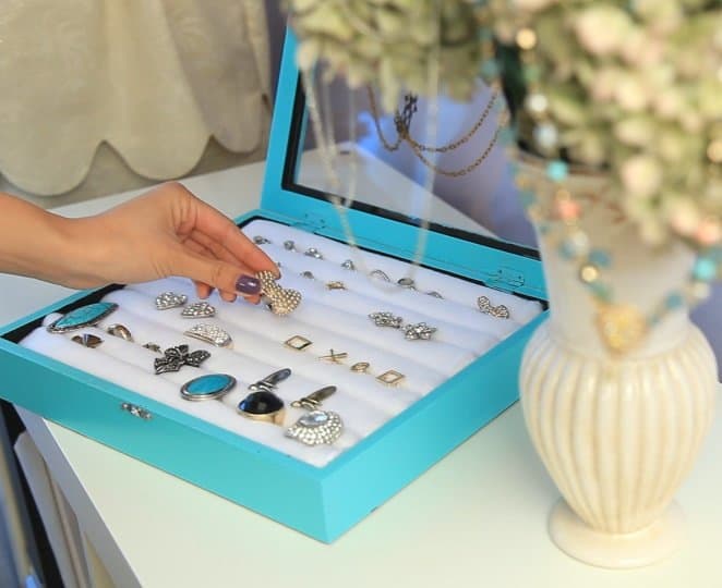 This Tiffany & Co inspired jewelry box would make a nice homemade gift for a teen girl who has a lot of jewelry.