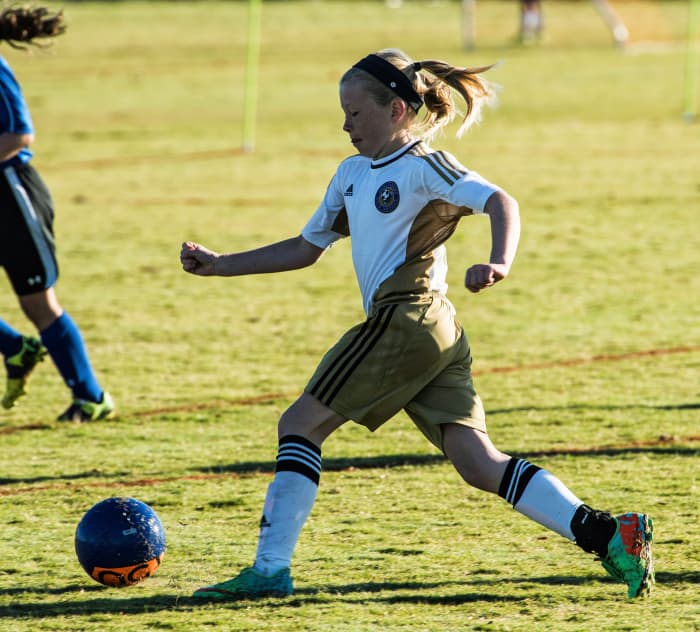 Gifts for sporty 8- and 9-year-old girls: A Lululemon headband is a great gift for athletic girls.