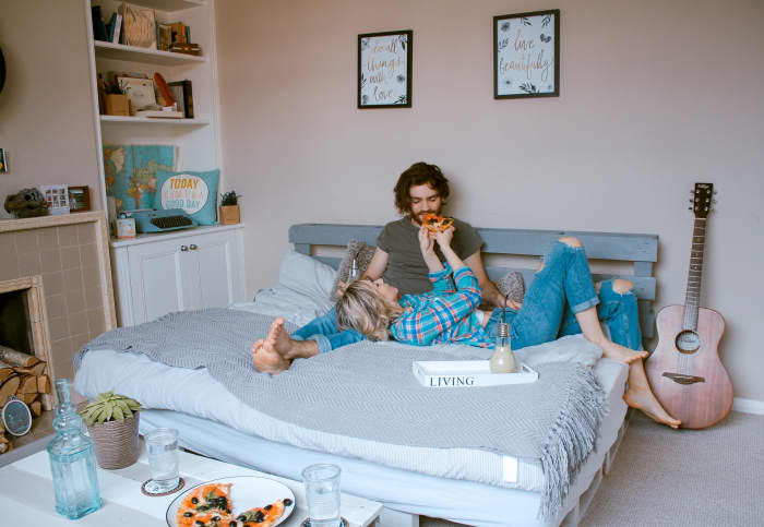 Once you and your girlfriend have unpacked and settled in to your new shared home, surprise her with a special housewarming gift. From bedroom decor to keepsake jewelry, there are plenty of creative gift ideas sure to delight her.