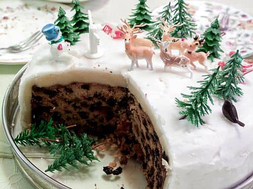Creating an Xmas scene on the top of a cake