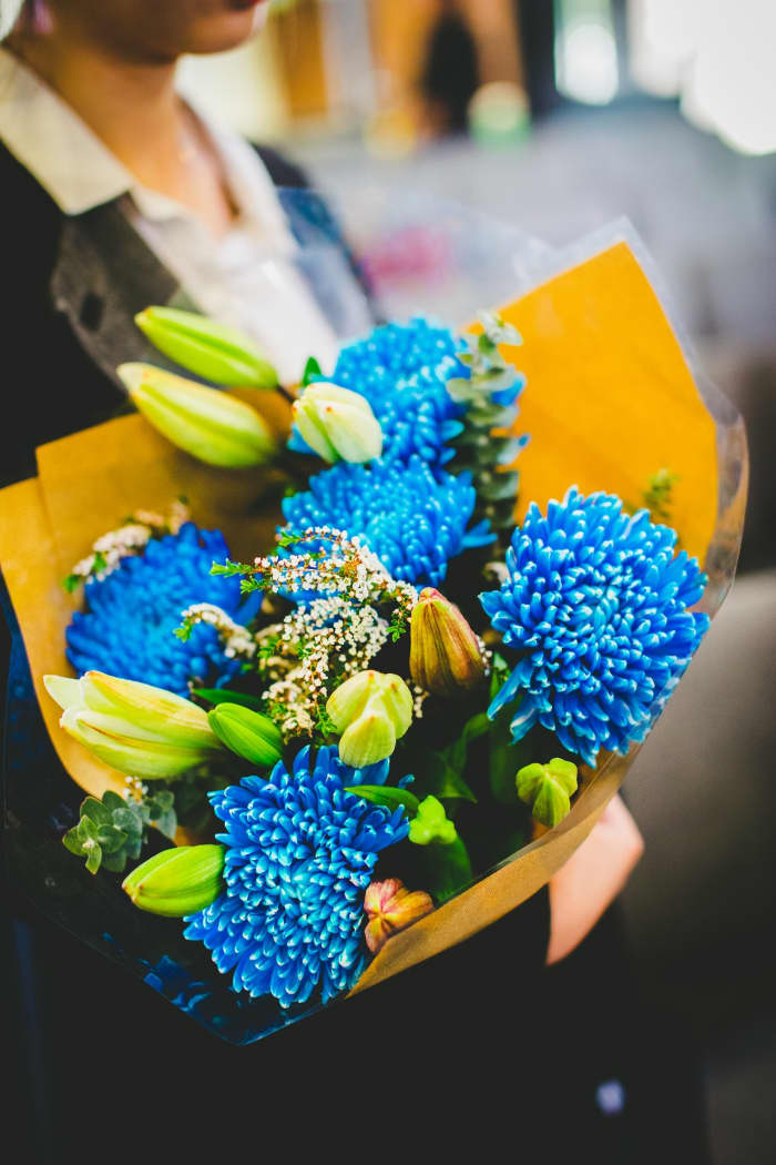Valentine's Day flowers don't have to be red and pink. If your lover's favorite color is blue, then how about a bouquet of bright turquoise-tinted flowers?