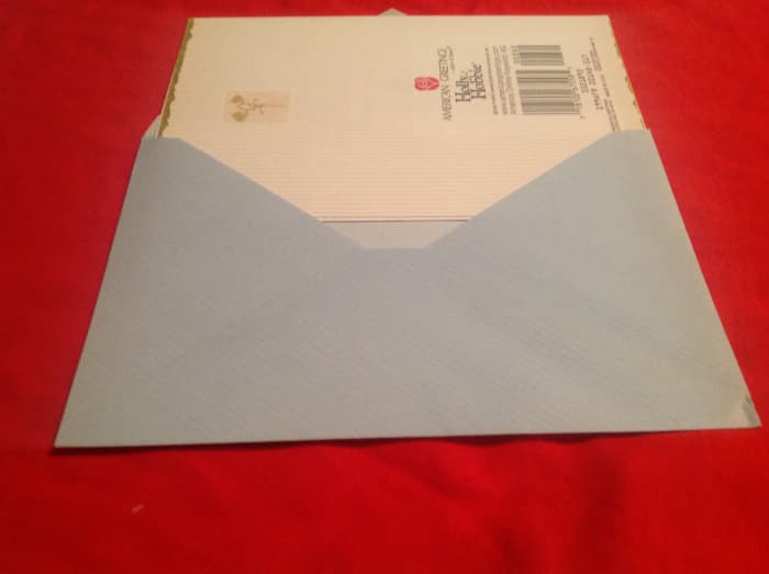 the-correct-way-to-put-a-greeting-card-in-an-envelope-holidappy