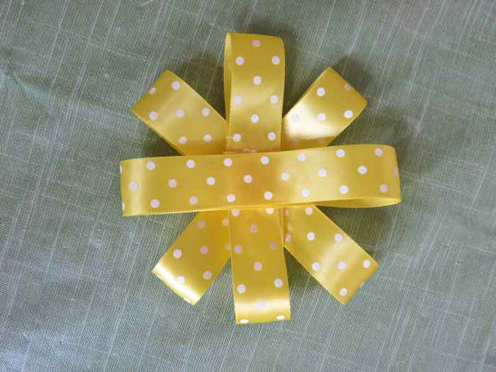 How to Make a Fancy Round Bow for Wreaths or Gift Wrapping Holidappy