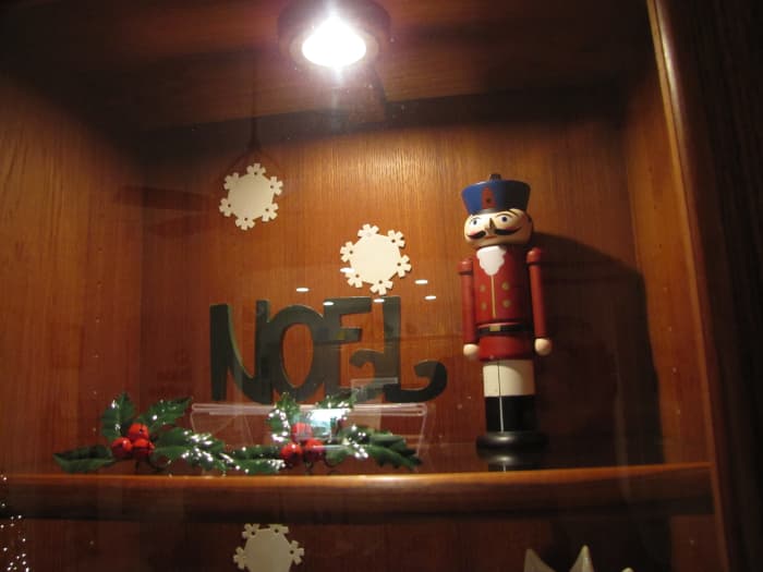 When I see my wooden decoration that says NOEL, it always makes me want to burst into a rousing chorus of "The First Noel."