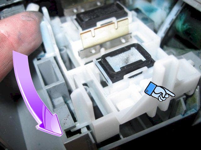 The cap-blade unit slides to the right. To remove it, you'll need to stress the plastic a little beyond the stop (on the right of this photo).