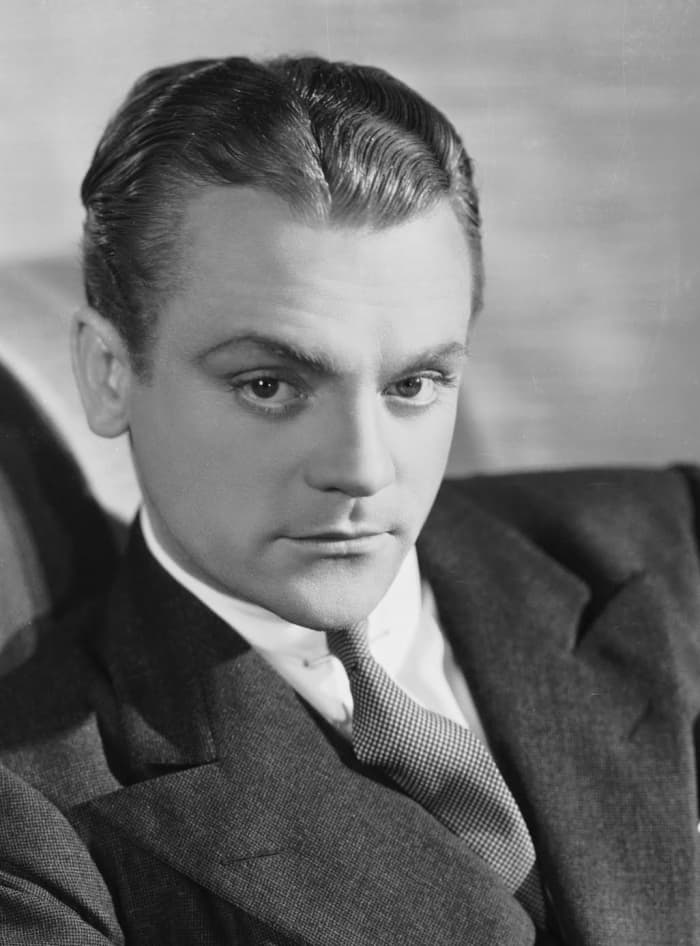Cagney, usually associated with villainous roles and gangster movies, feels hopelessly miscast as the hero gunslinger - possibly why he made so few westerns