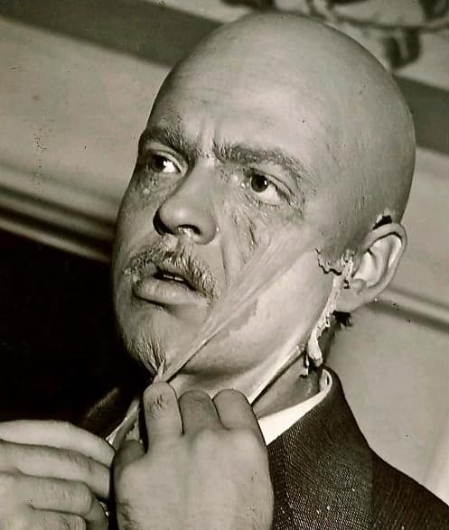 Welles' performance as Kane, enhanced by stunning makeup and prosthetics, is utterly captivating as he portrays the character through his life