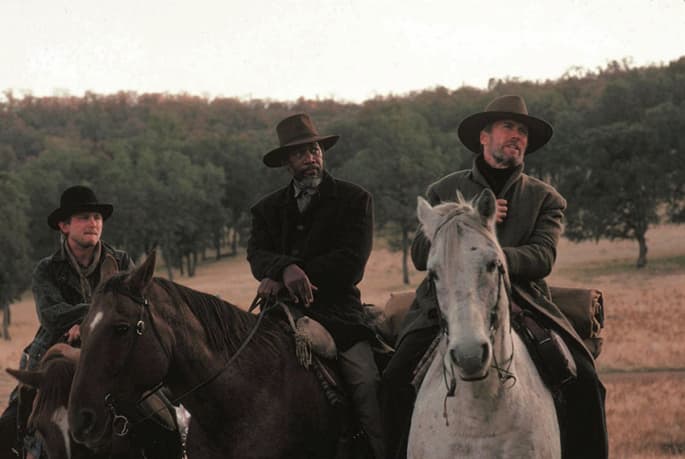 The film deliberately eschews Hollywood's traditional style of Western, portraying a morally ambiguous world that feels more realistic and gritty.