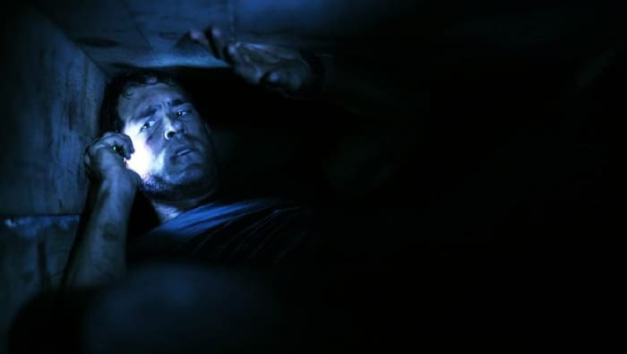 A truck driver wakes up to find himself trapped in a suffocating wooden coffin, in Iraq. Accompanied by a phone left inside by his captor, he tries to call his way to survival.