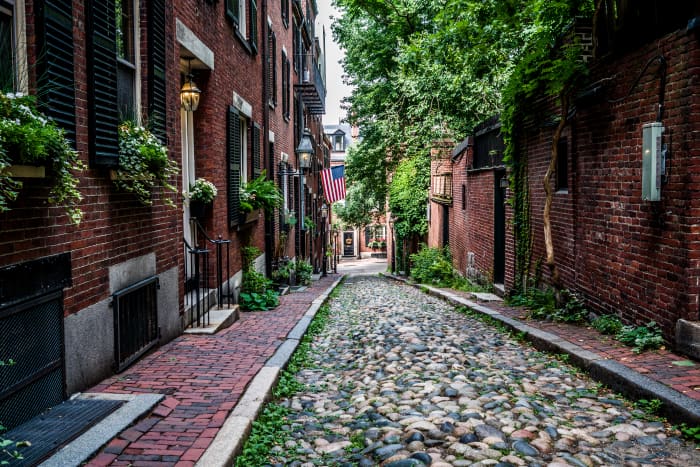 Historic Beacon Hill's 19th-century cobbled streets and alleys (with original gas lights!) are just minutes from office blocks and busy roads.