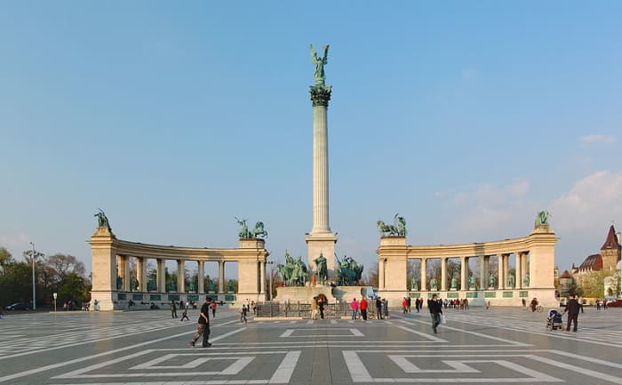 Hősök tere has major historic and political significance to the Hungarian people.