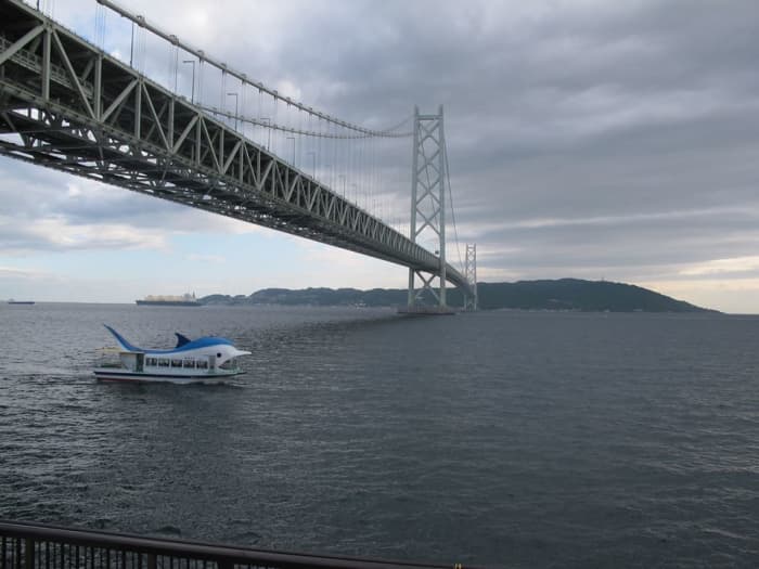 At almost 2km in length, thhe Akashi Kaikyo Bridge is the longest suspension bridge in the world.