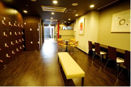 Almost equidistant from Namba and Shinsaibashi, B&S Eco-Cube Shinsaibashi provides a great location for those looking to do some upmarket shopping in Shinsaibashi or enjoy the nightlife of Namba's famous neon Dotonbori district.