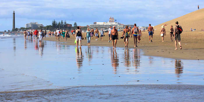 A constant stream of holiday makers along the beach from Meloneras to Playa del Ingles. And on the right is the first of the dunes at the Meloneras end of the beach