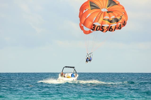 A thrilling experience, parasailing will give you an entirely new view of Destin and the Gulf. You can spot the dolphins and turtles from the sky. An unforgettable experience for all the family. You can book your tickets the day before.