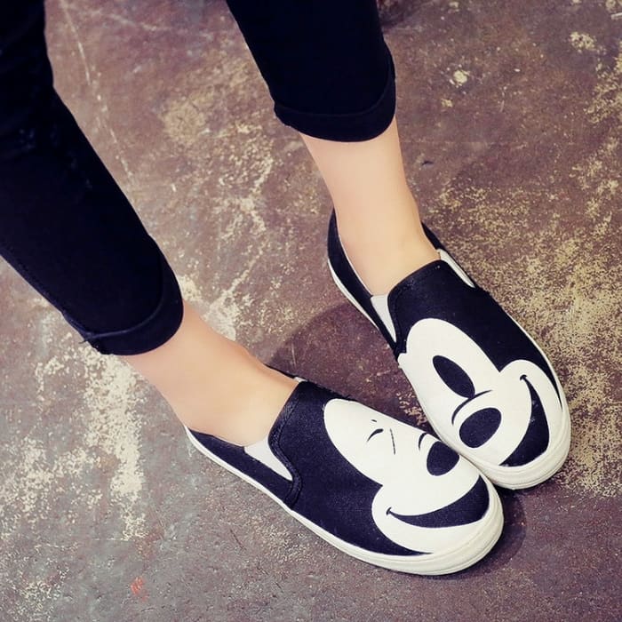 Wearing comfortable shoes to Disneyland will help you to have the best experience possible. Nobody likes achy feet!