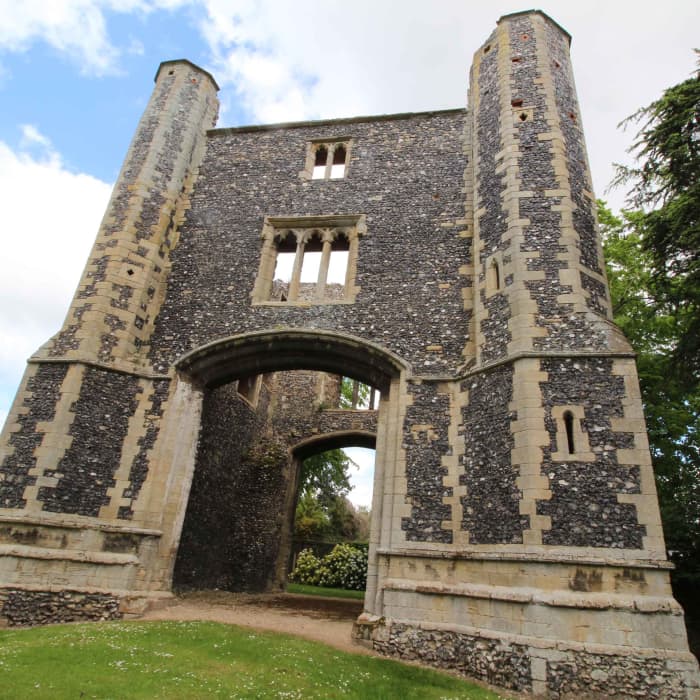 The 14th century gatehouse now stands in the grounds of a private house, but access is freely granted via an unlocked gate. Just respect the privacy of the home owner