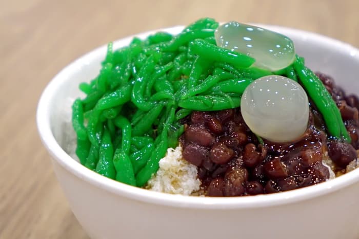 Experienced budget travelers know that food courts, hawker centers, and kopi-tiams are the best places to affordably sample Singapore's many cuisines.