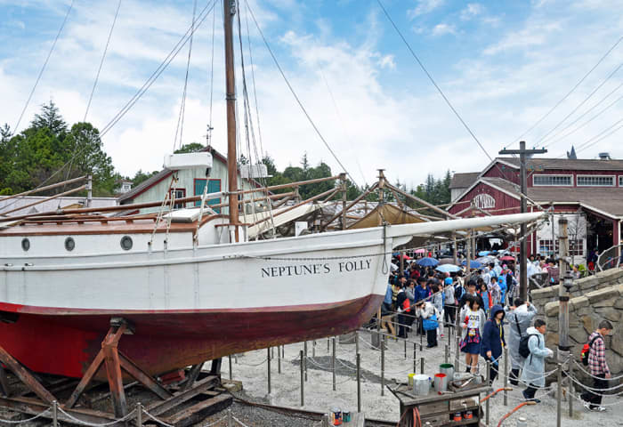 I visited Universal Studios Japan alone at the end of school spring break in 2015, and finished reading a paperback while queuing for rides. Not one of my fondest travel memories, by a long shot.
