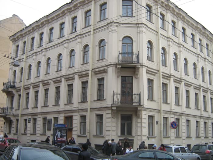 Constant in his preferences, Dostoevsky had a corner flat on the second floor of the building with a balcony and a view of the church.