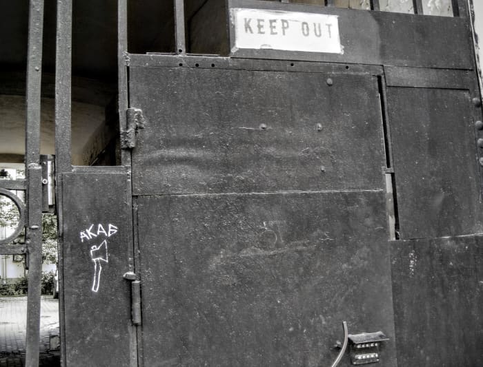 The gates to Raskolnikov's courtyard, marked by a chalk drawing of an axe. Note the "Keep out" sign - one of the few English-language signs in St. Petersburg.