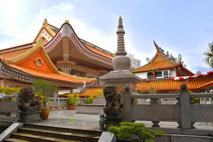 One of the largest Buddhist temples in Singapore, Kong Meng San Phor Kark See Monastery features an absolutely eclectic mix of Buddhist architectural styles, with over ten independent structures.