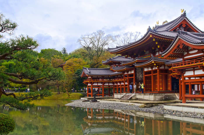 Byōdō-in in Uji, a UNESCO site, is not directly associated with Yoshitsune. But historical events here led to the showdown between the Minamoto and Taira clans.