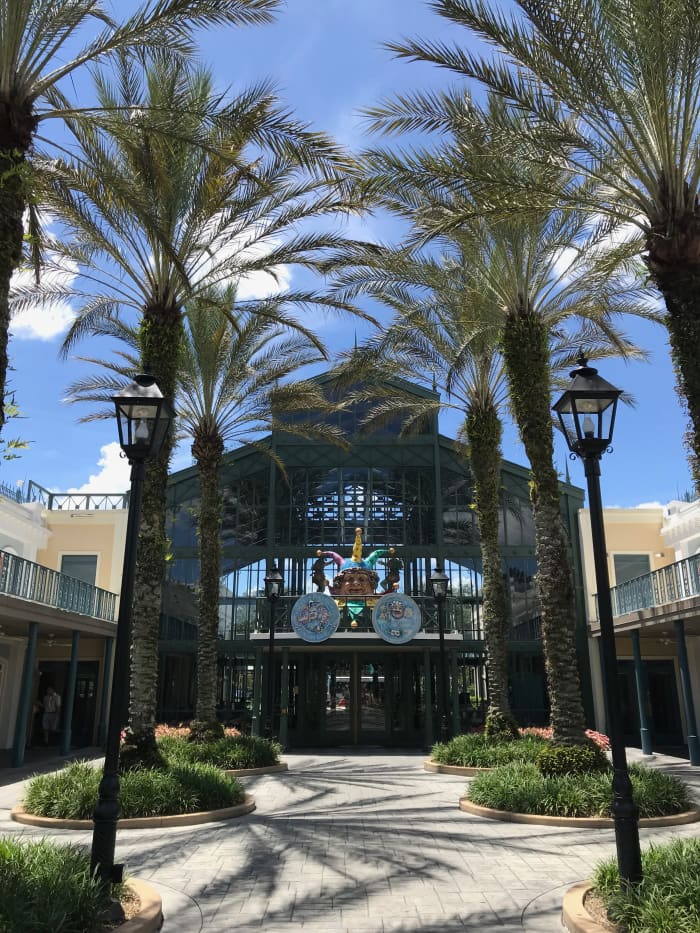 You know you are in Florida when there are palm trees all around, and these make a grand show when entering the rear entrance of the lobby of Port Orleans French Quarter.